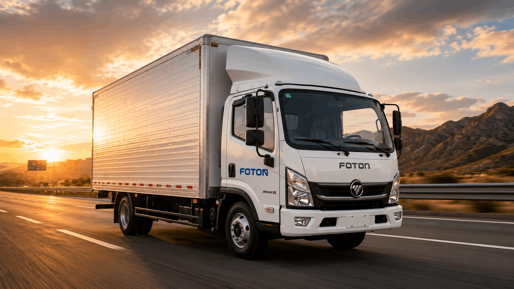 Camión Foton de carga seca de RAC Fletes circulando en carretera al atardecer